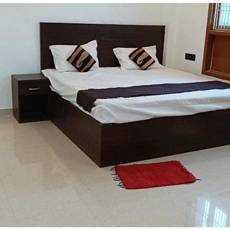 Hotel Aparna Grand Near Ram Janam Bhoomi And Temple - Fully Air Conditioned - Free Wifi Available - Best Budget Hotel In Ayodhya Екстер'єр фото