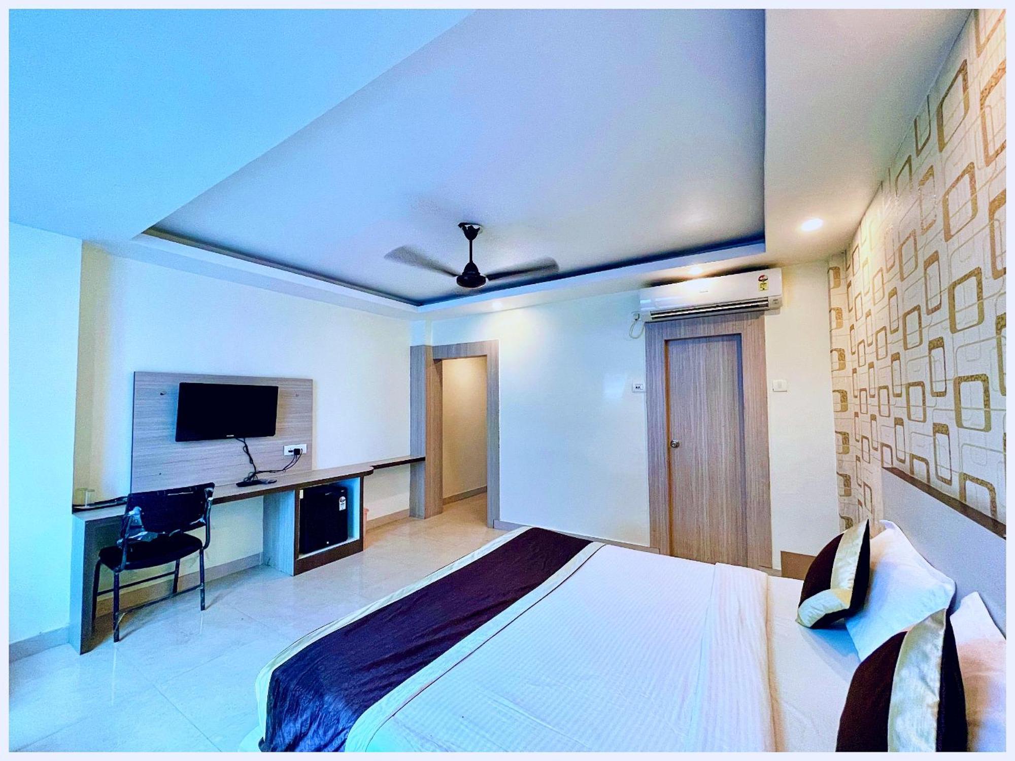 Hotel Aparna Grand Near Ram Janam Bhoomi And Temple - Fully Air Conditioned - Free Wifi Available - Best Budget Hotel In Ayodhya Екстер'єр фото
