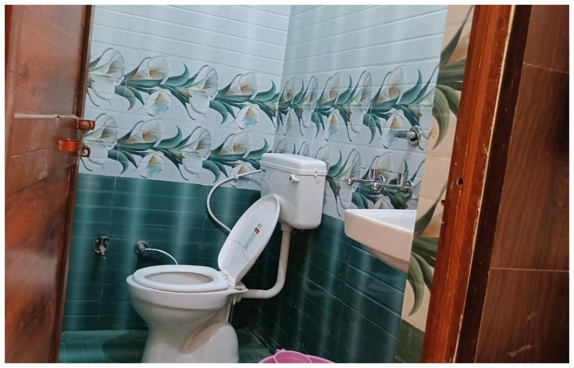 Hotel Aparna Grand Near Ram Janam Bhoomi And Temple - Fully Air Conditioned - Free Wifi Available - Best Budget Hotel In Ayodhya Екстер'єр фото