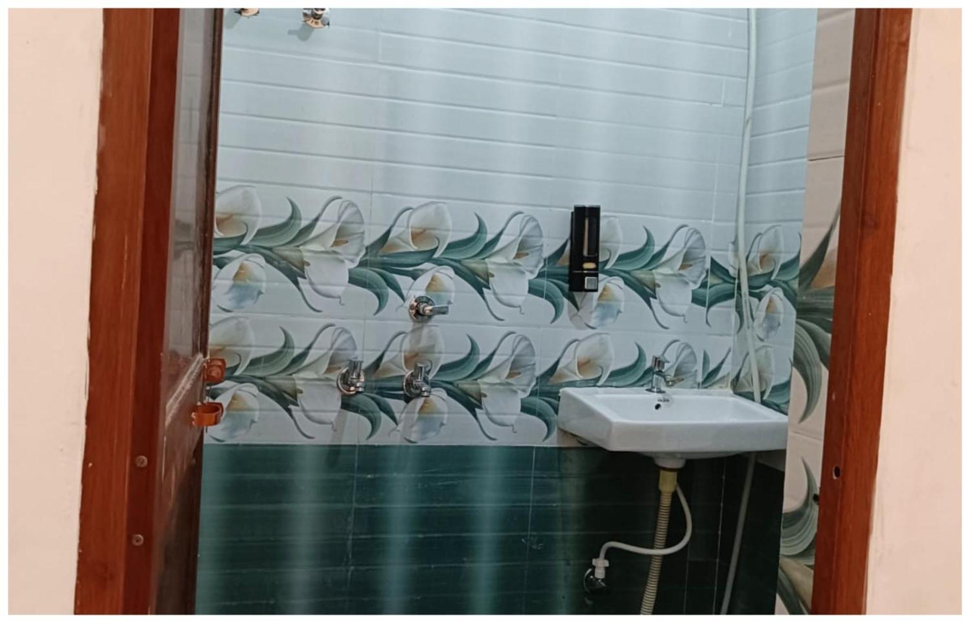 Hotel Aparna Grand Near Ram Janam Bhoomi And Temple - Fully Air Conditioned - Free Wifi Available - Best Budget Hotel In Ayodhya Екстер'єр фото