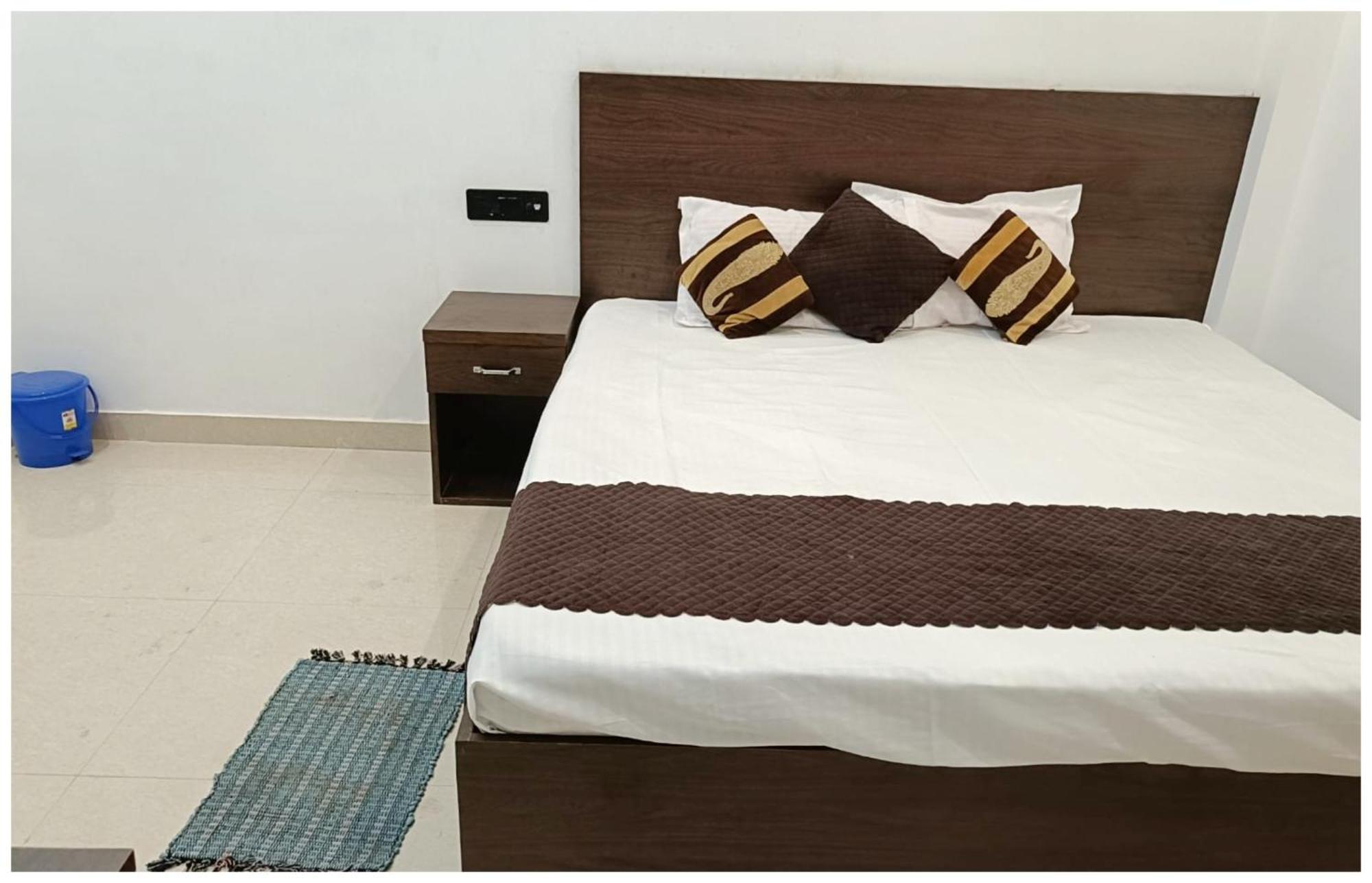 Hotel Aparna Grand Near Ram Janam Bhoomi And Temple - Fully Air Conditioned - Free Wifi Available - Best Budget Hotel In Ayodhya Екстер'єр фото