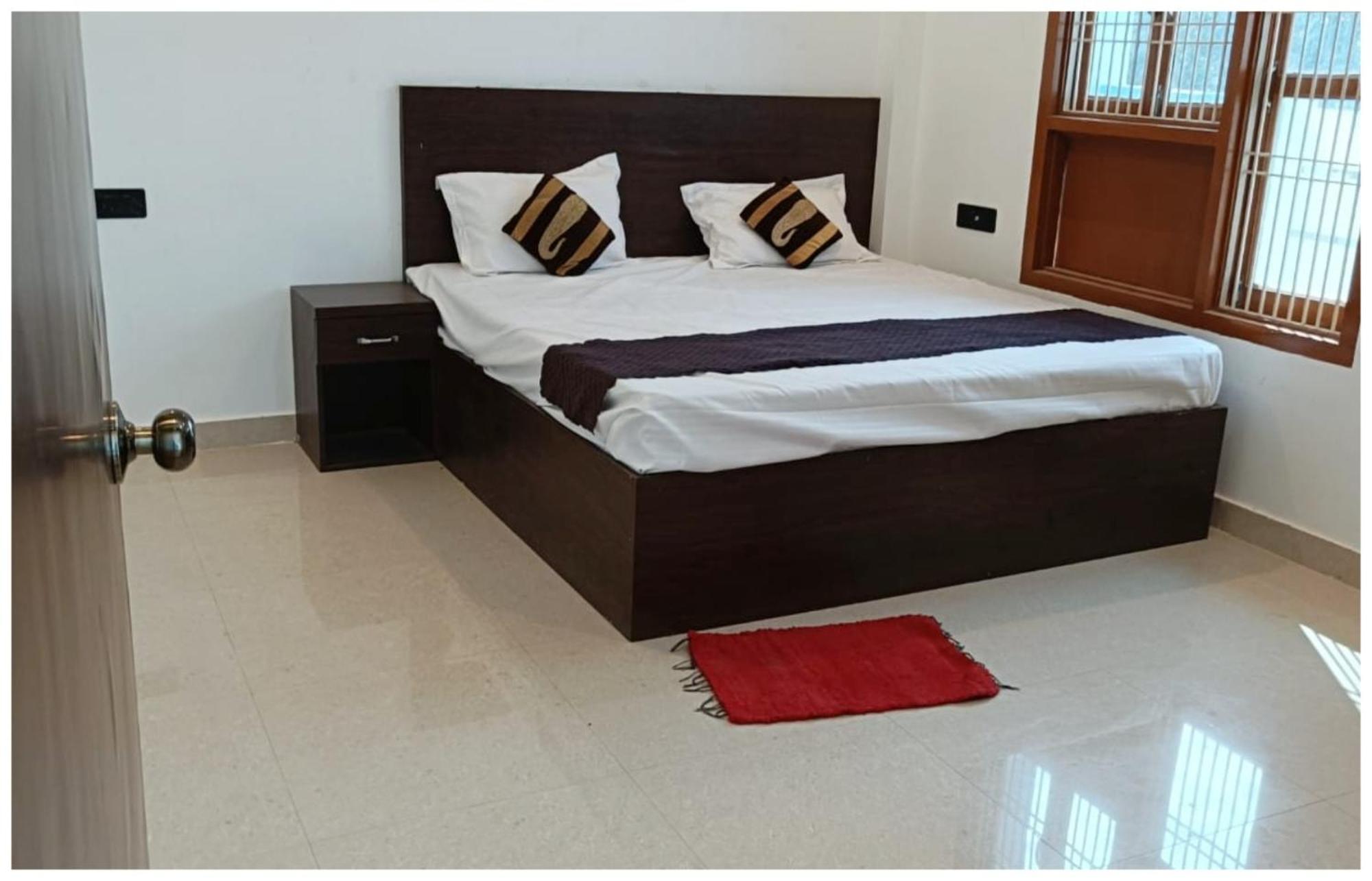 Hotel Aparna Grand Near Ram Janam Bhoomi And Temple - Fully Air Conditioned - Free Wifi Available - Best Budget Hotel In Ayodhya Екстер'єр фото