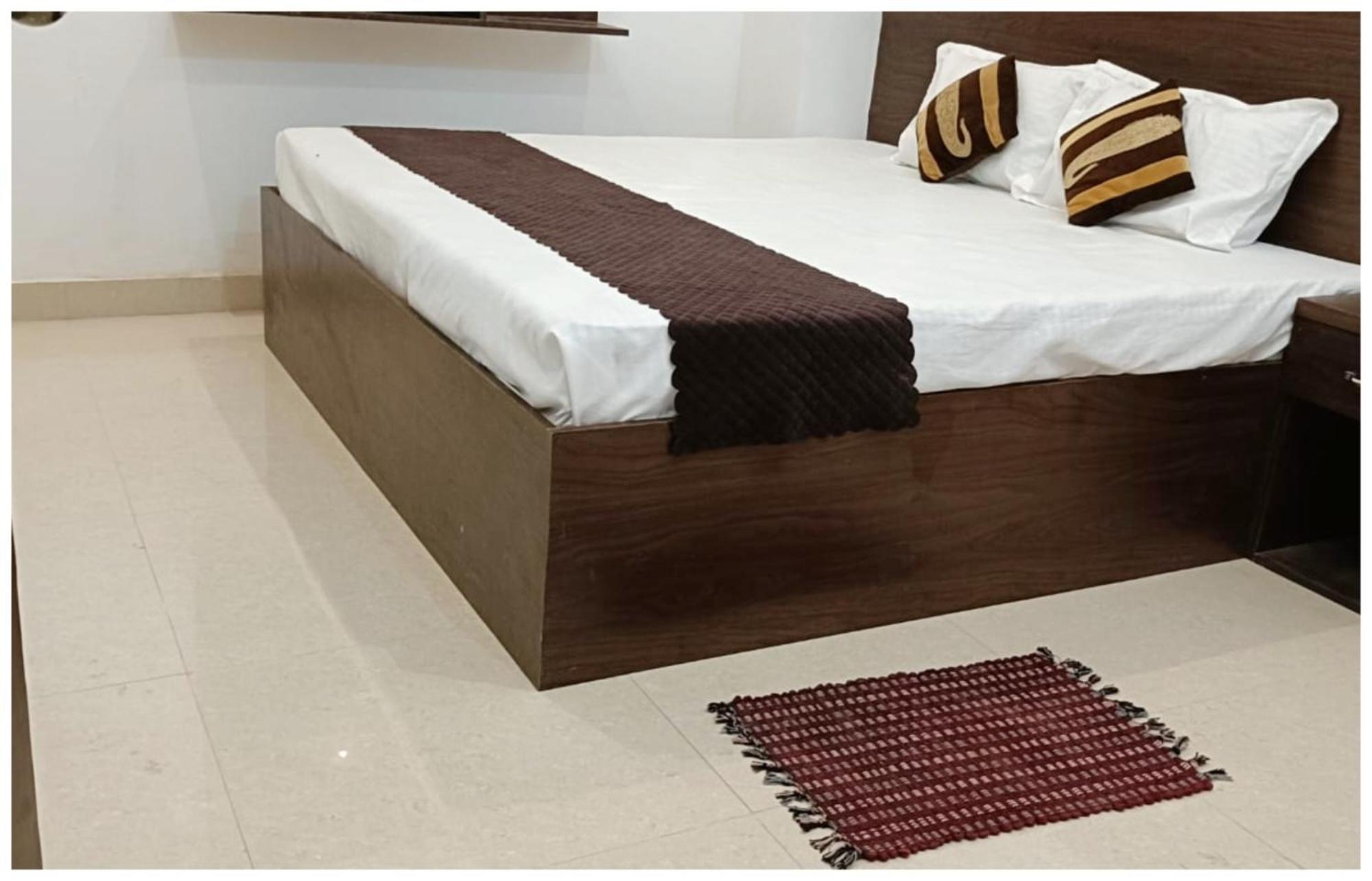 Hotel Aparna Grand Near Ram Janam Bhoomi And Temple - Fully Air Conditioned - Free Wifi Available - Best Budget Hotel In Ayodhya Екстер'єр фото