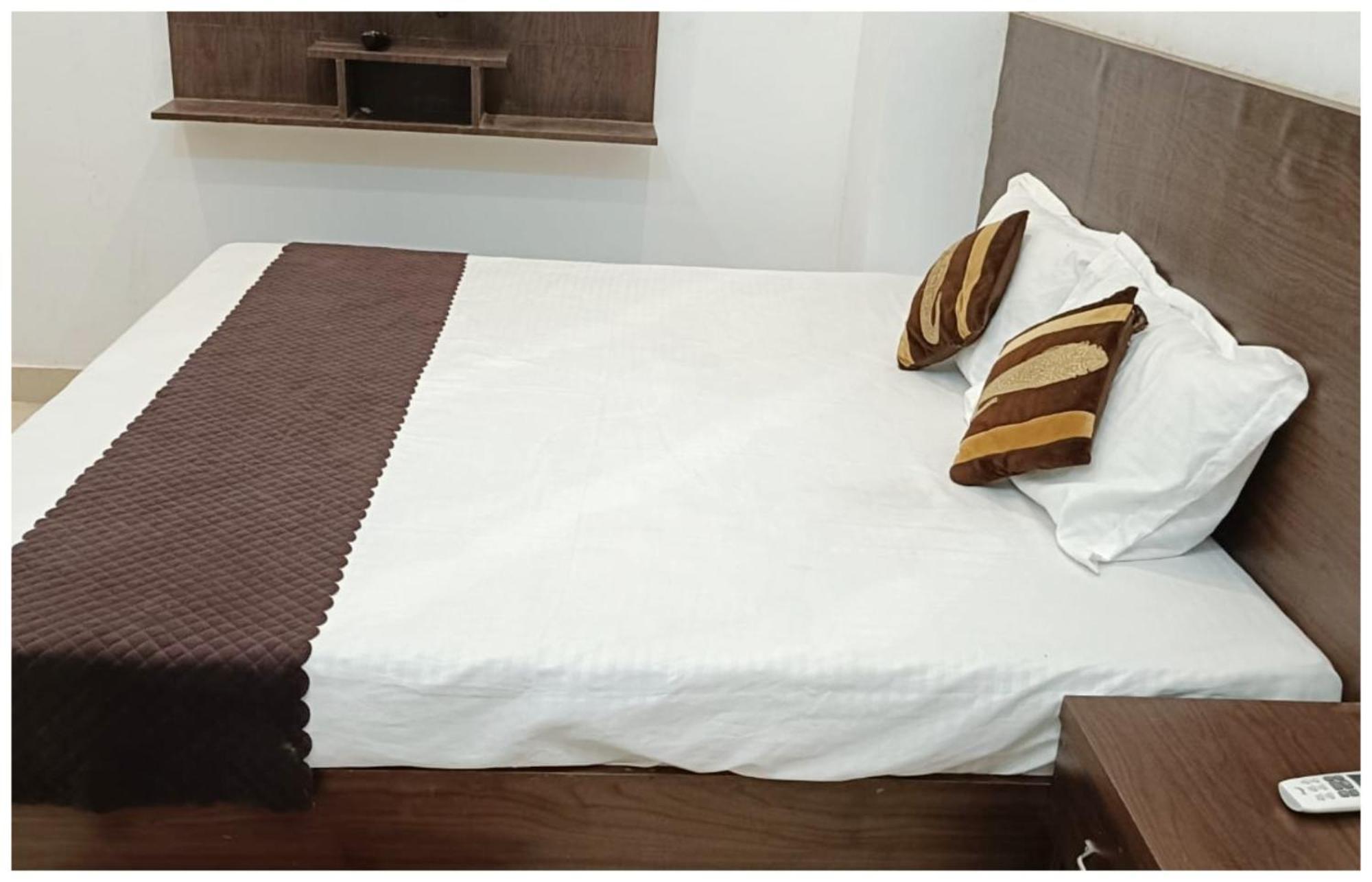 Hotel Aparna Grand Near Ram Janam Bhoomi And Temple - Fully Air Conditioned - Free Wifi Available - Best Budget Hotel In Ayodhya Екстер'єр фото