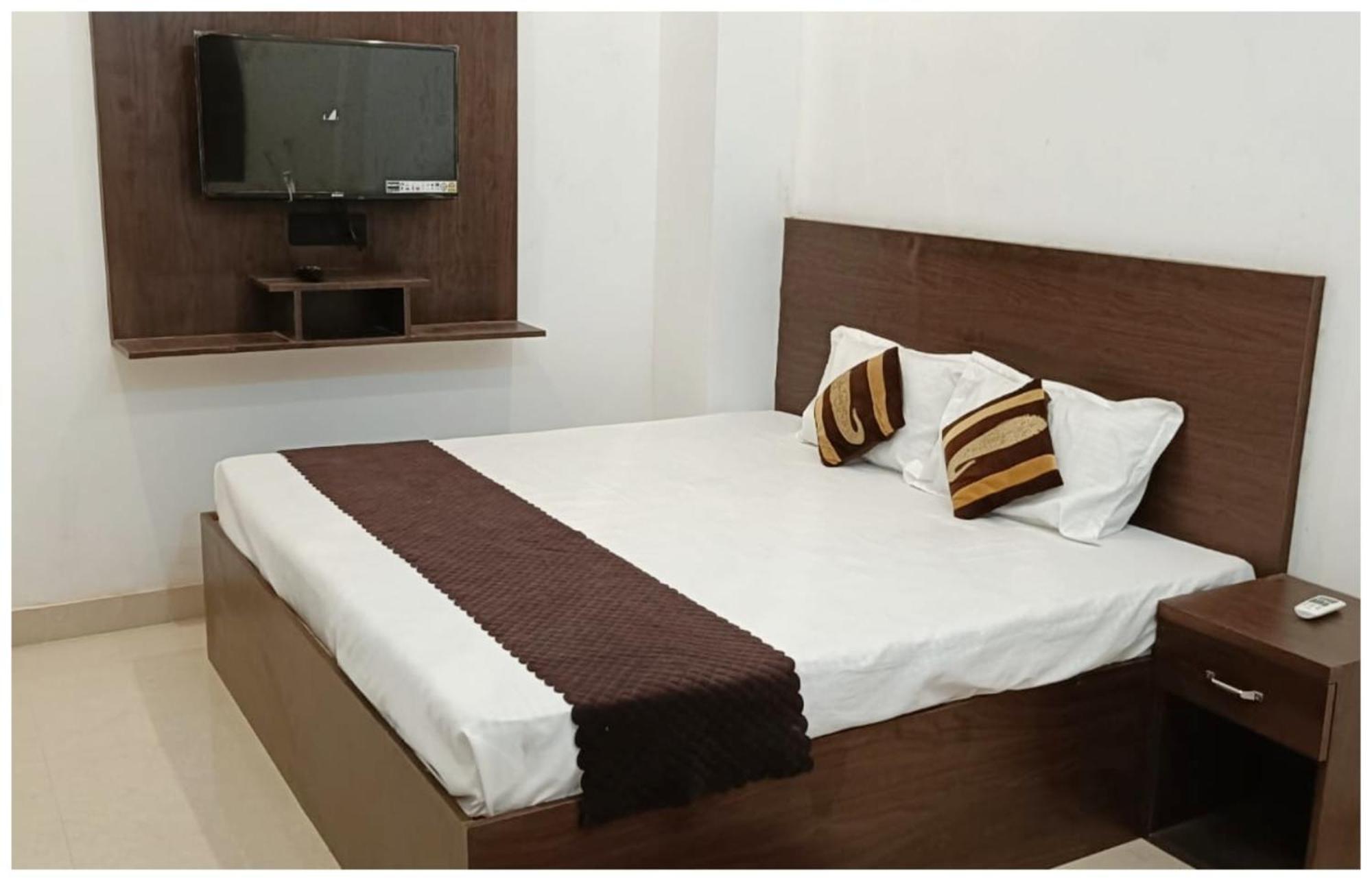 Hotel Aparna Grand Near Ram Janam Bhoomi And Temple - Fully Air Conditioned - Free Wifi Available - Best Budget Hotel In Ayodhya Екстер'єр фото
